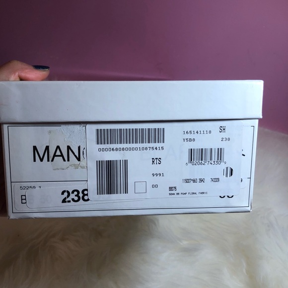 New Authentic Manolo Blahnik Pumps - Picture 8 of 8